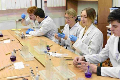 Підтримуємо мотивовану молодь: ХЛР долучився до роботи Школи юного біохіміка